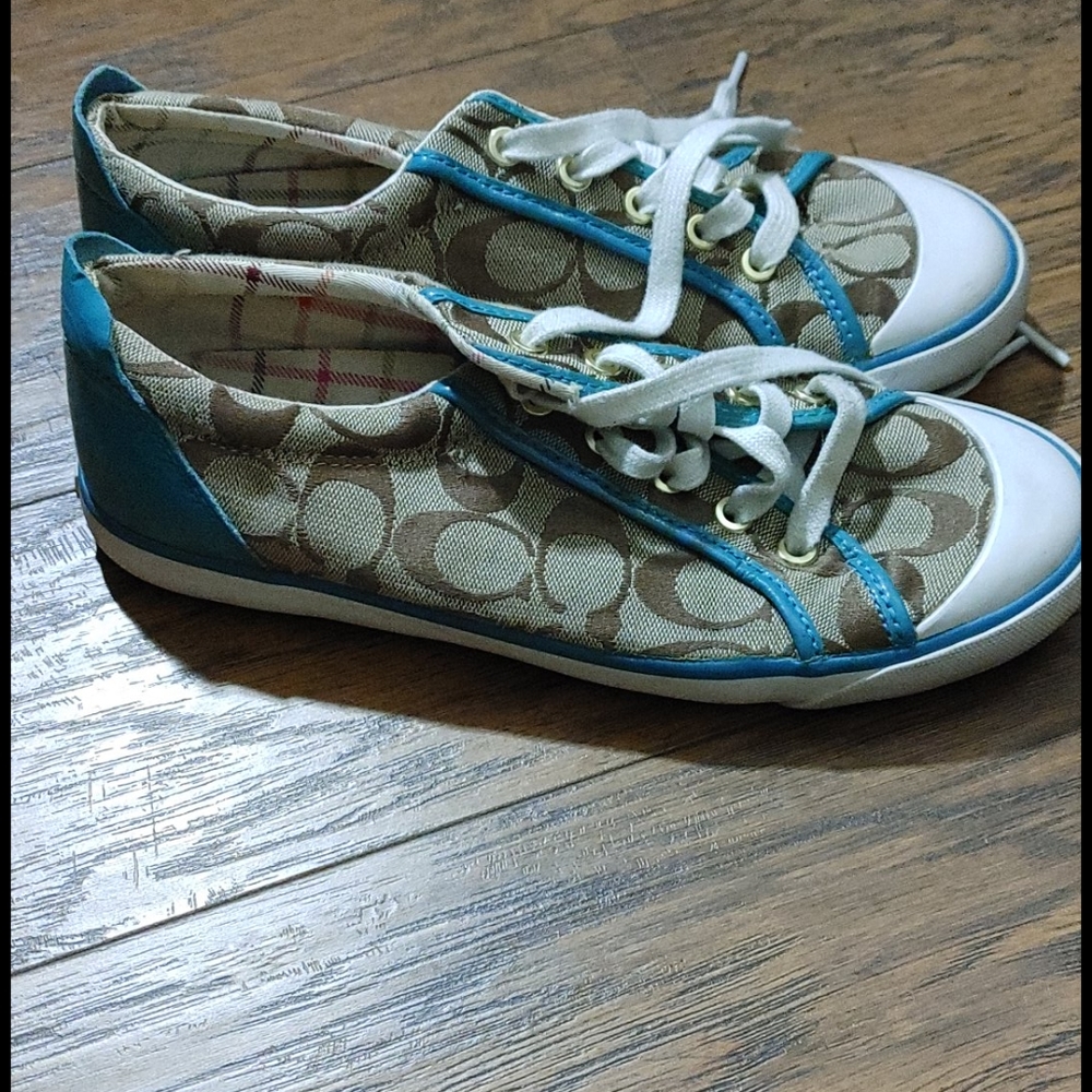 WOMENS coach kicks sz 8.5 great condition gently u